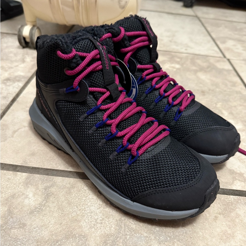 NEW women’s Columbia boots black